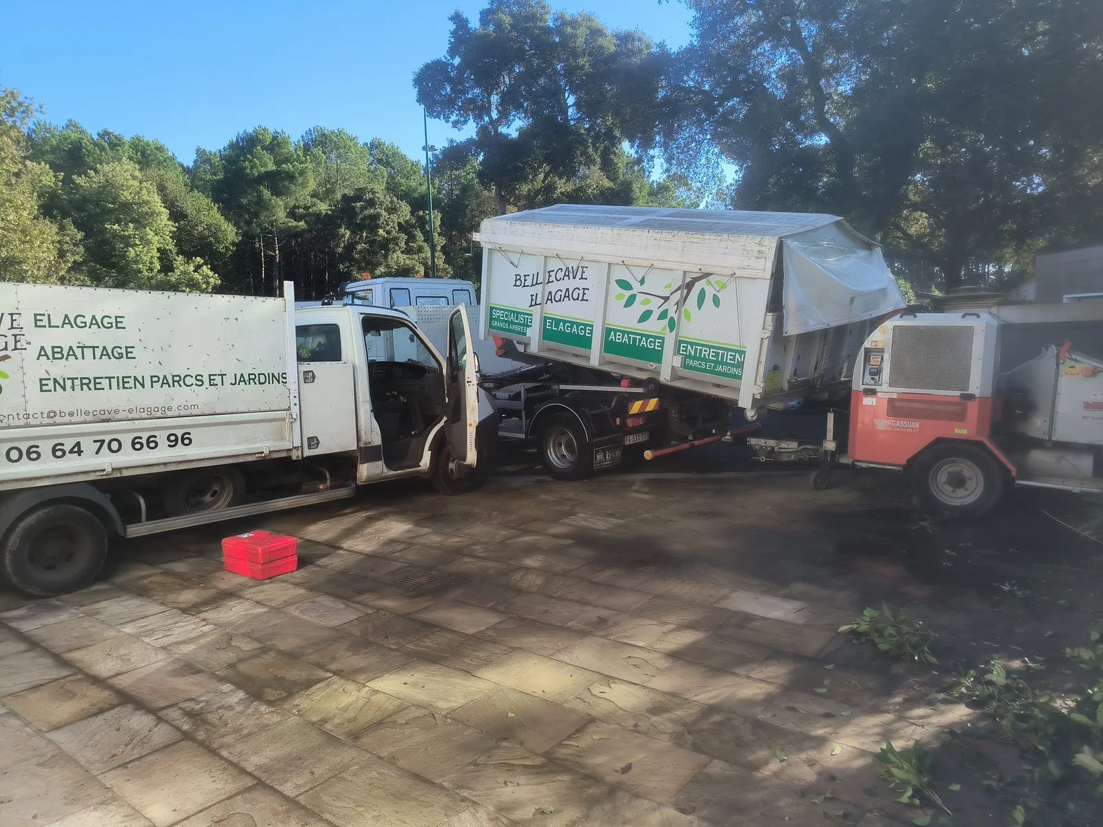 Les deux camions-bennes Bellecave Élagage et le broyeur de branches au dépôt