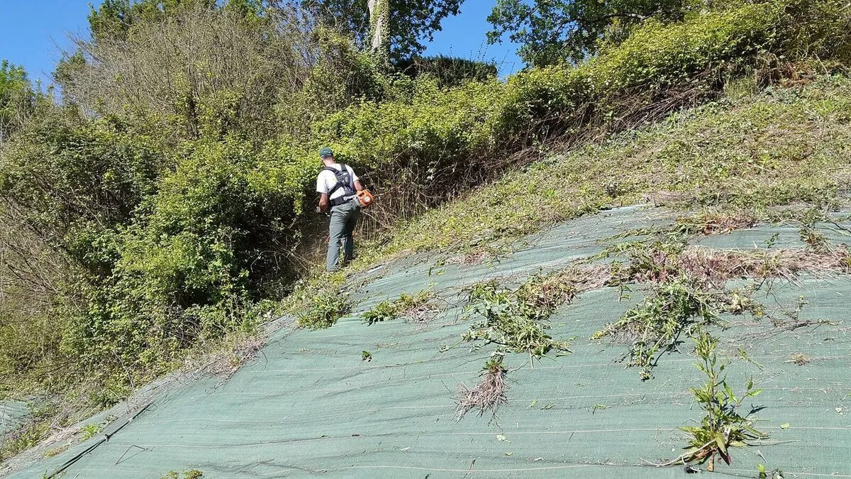 Débroussaillage d’un talus à la lame par l’équipe Bellecave