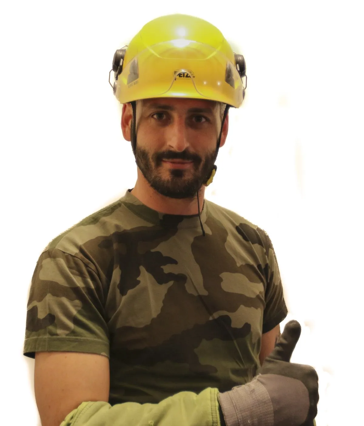 Nicolas Bellecave, gérant et élagueur grimpeur, en tenue de travail avec son casque de grimpe